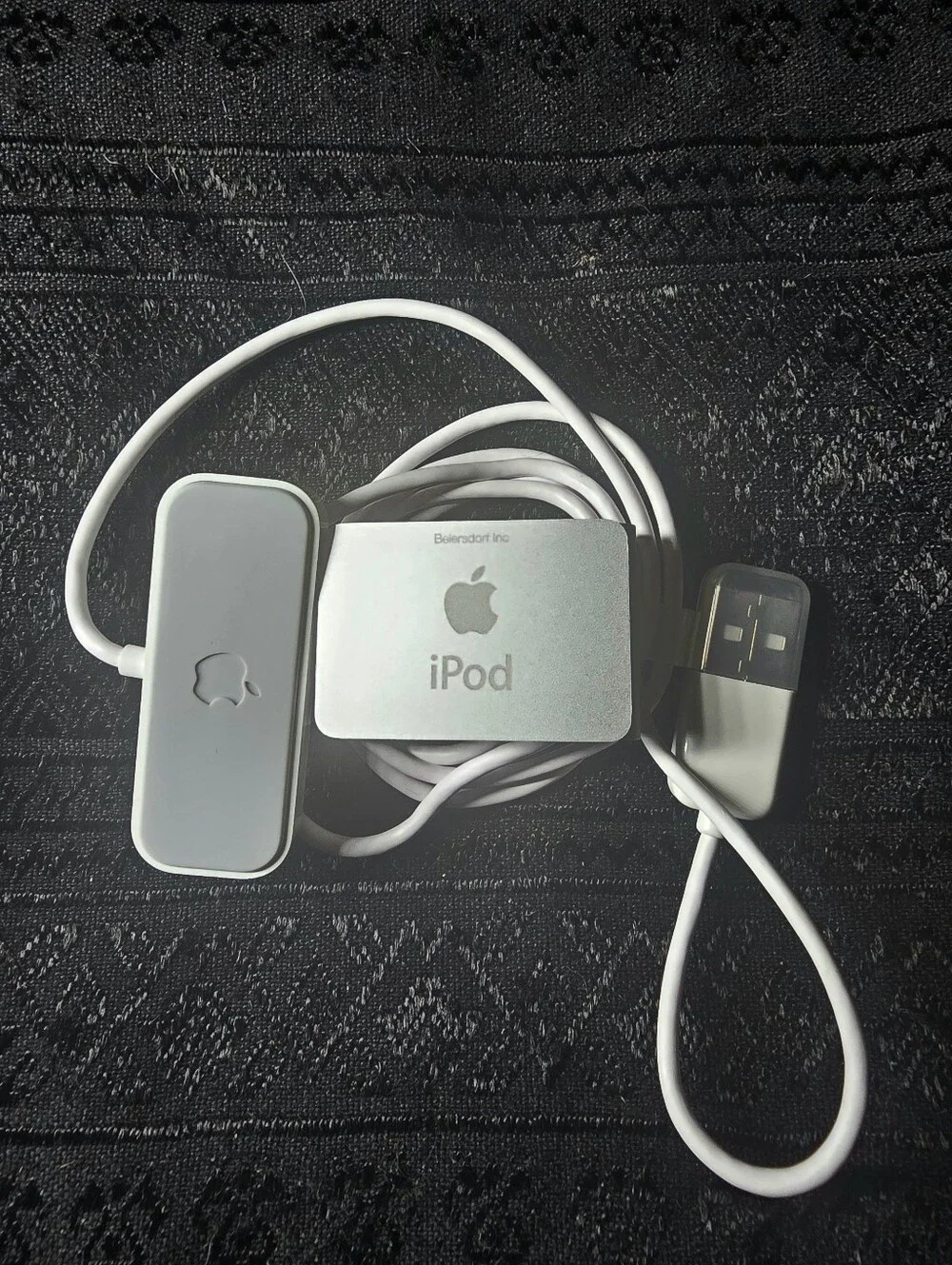 APPLE White Silver Portable I-POD SHUFFLE MP4 Player.